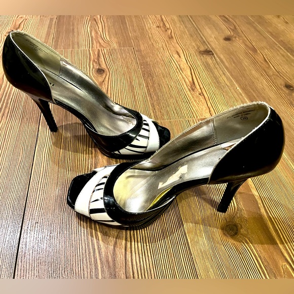 Super classy ‘Spring’ black & white 3” peep toe heels - Picture 5 of 10